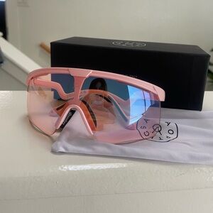 Alba Opticals Delta in photochromatic pink